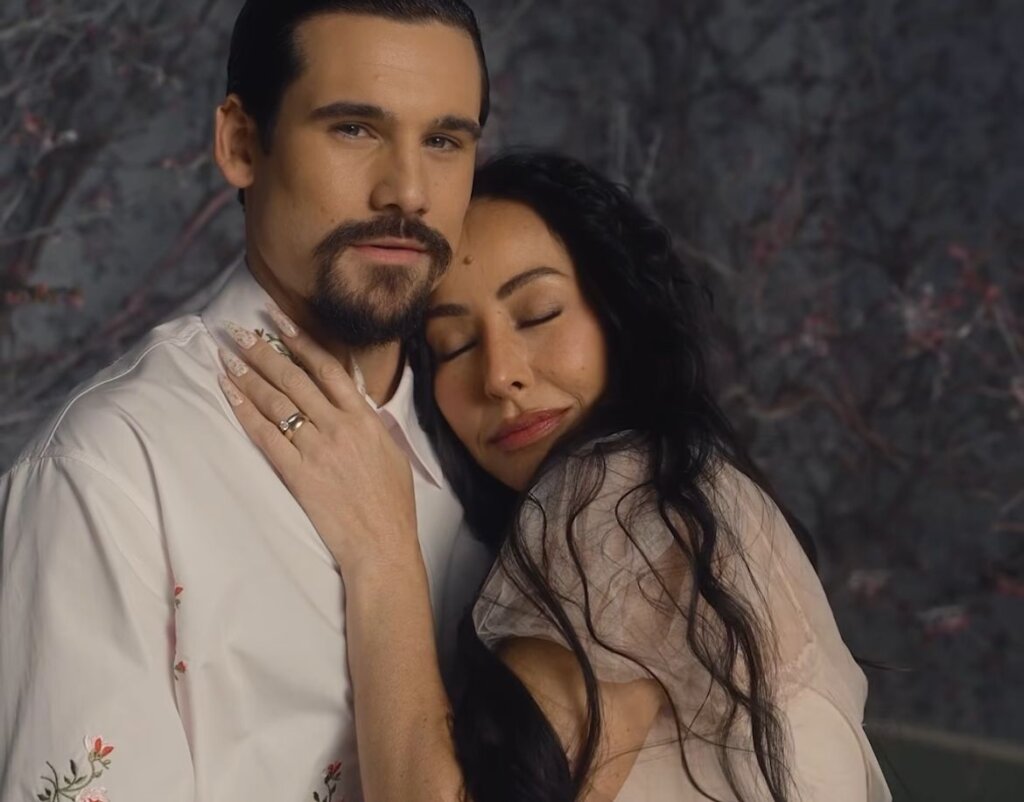 Nicolas Prattes relembra pedido de casamento “desesperado” a Sabrina Sato em Paris!