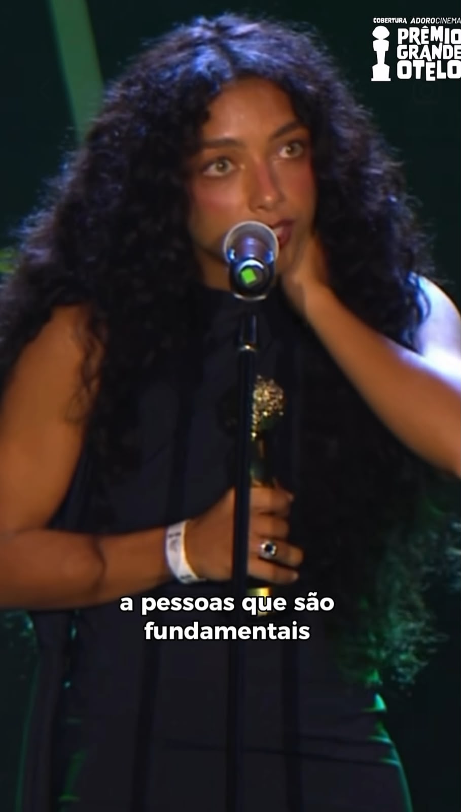Emocionante: Alice Carvalho dedica prêmio a Titina Medeiros e relembra apoio crucial