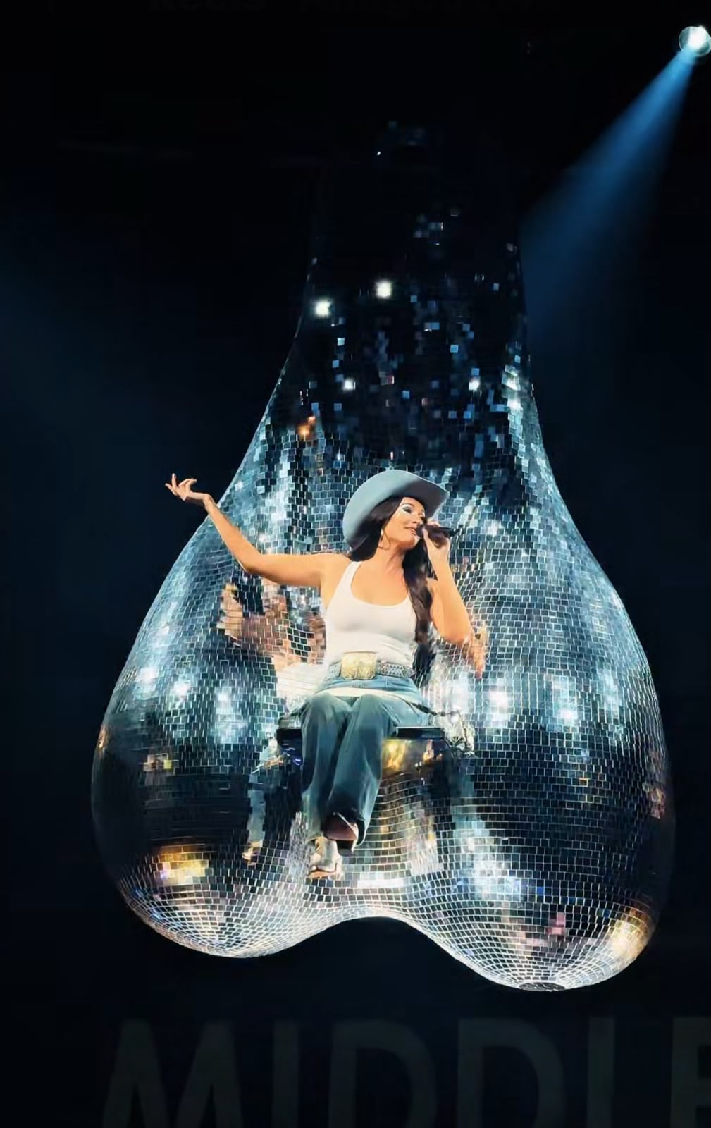 Cantora Incendeia Palco com ‘Globo’ Inusitado e Acende a Web!