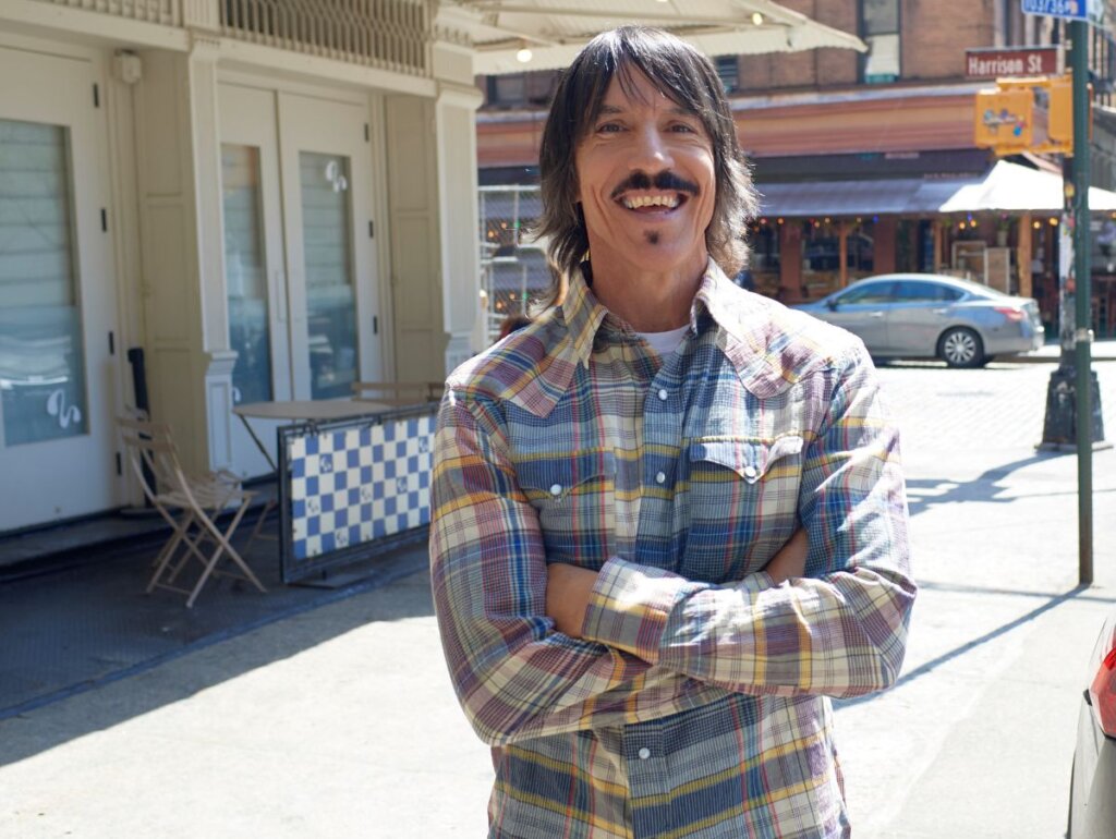 ANTHONY KIEDIS SOLTA A BOMBA: RHCP VEM AÍ COM TUDO E PROMETE VOLTAR AOS ANOS 80!