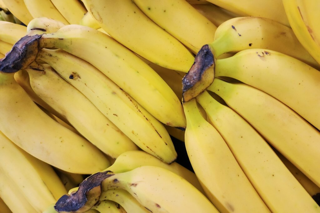 O Segredo para Bananas Mais Frescas e Sem Manchas? É Só Pendurar!