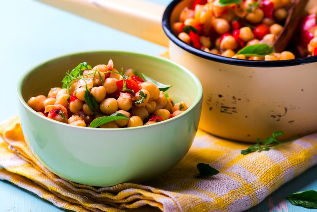 Se liga! Estudo revela os 6 alimentos pra chegar aos 70 com pique de guri!