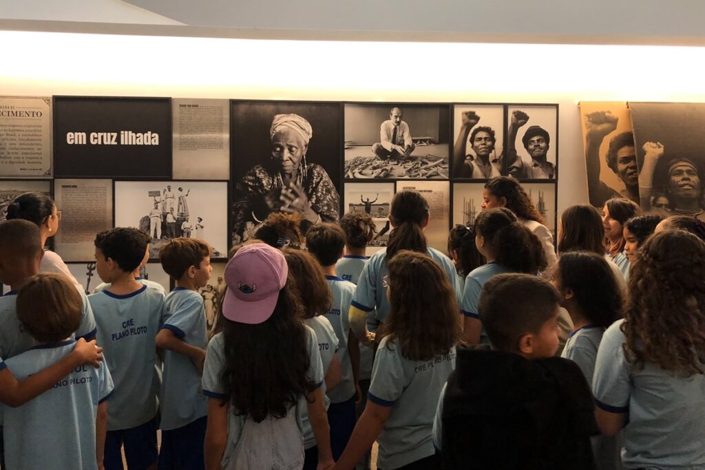 Viagem no Tempo e na Arte: Alunos da Rede Pública Conhecem a História de Brasília