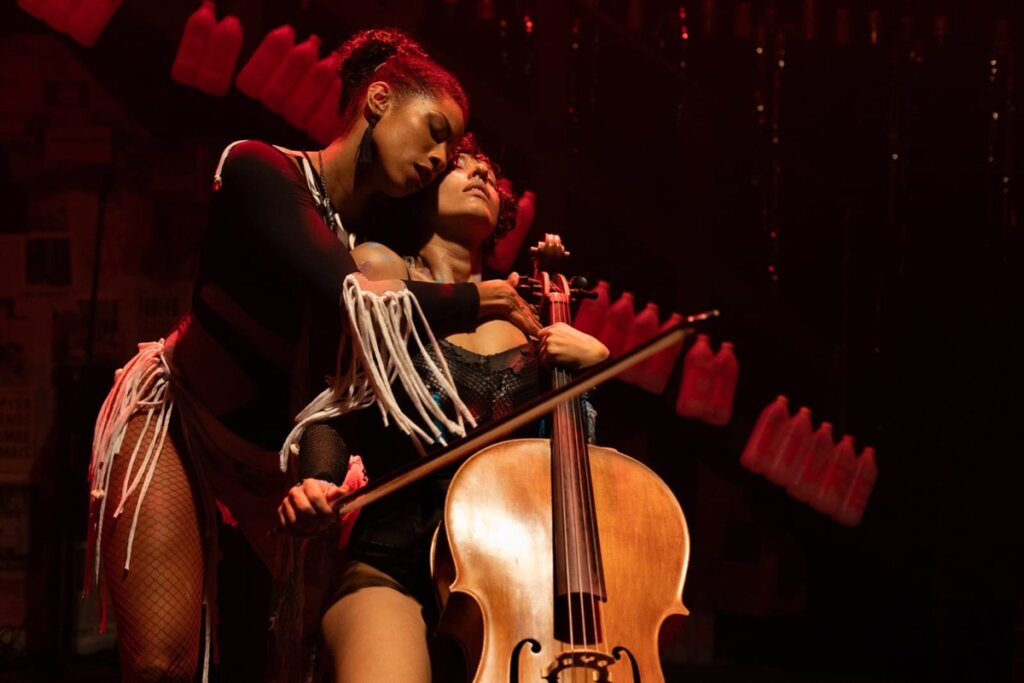 IMPERDÍVEL! ‘O Cabaré do Fim do Mundo’ Retorna ao Teatro Perdiz com Entradas NA FAIXA!