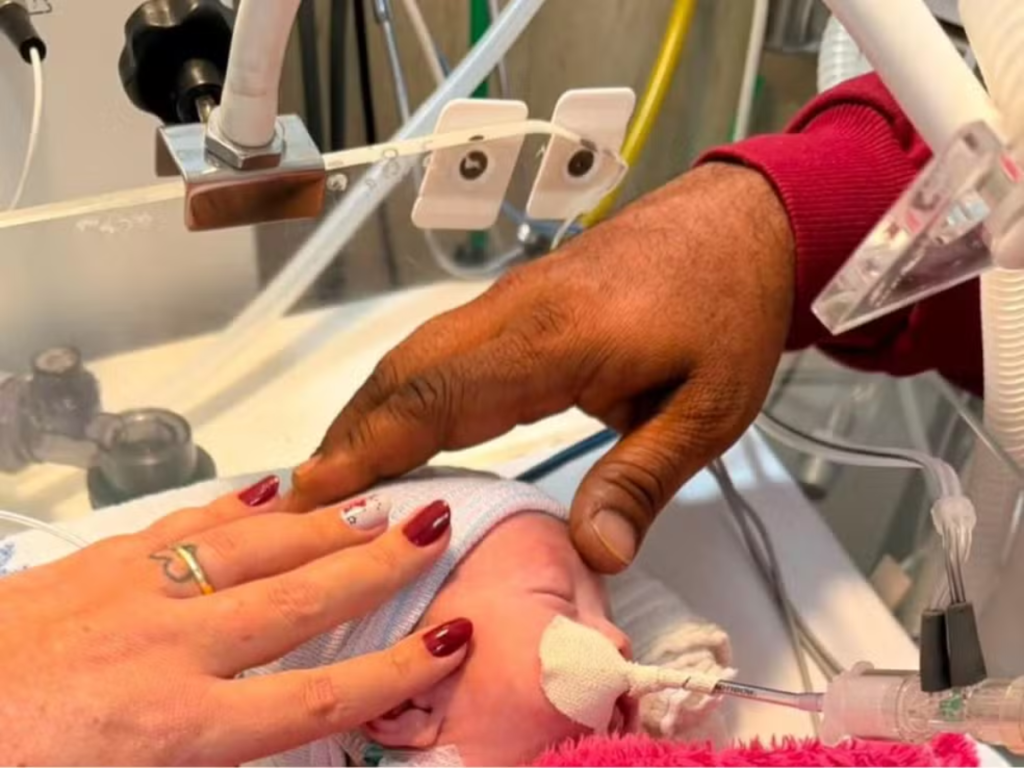 Um ‘Pequeno Milagre’ em Casa: Bebê Noah Gabriel Desafia a Morte e Recebe Alta Hospitalar!