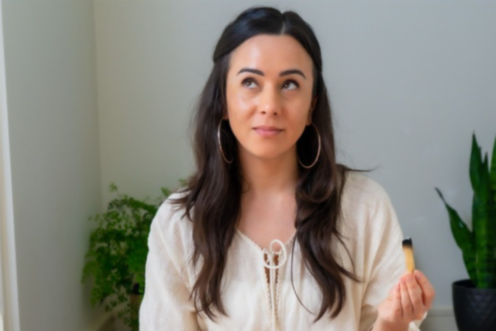 Mãe Balinesa Babou: Enterra Placenta da Filha e Rega com Leite Materno em Ritual Cheio de Simbolismo!