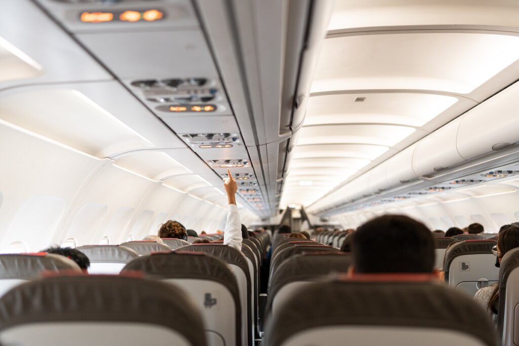 Ela OROU DEMAIS? Mulher é Expulsa de Avião e Vídeo Viraliza!