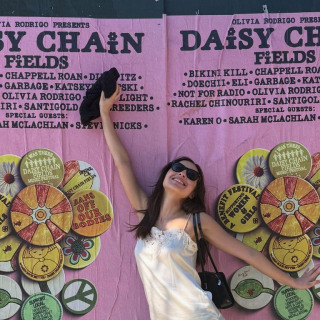 Olivia Rodrigo Lacra com Hino Feminista “serena joy” e Reverte Lucros para Festival!