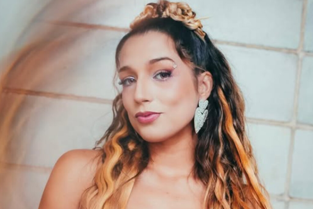Ex-BBB Samira Sagr Choca a Web com Transformação Loiríssima e Extensões!