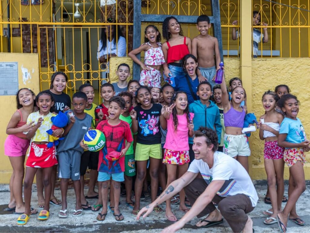Casal do Ano! Bruna Marquezine e Shawn Mendes Celebram Aniversário da Atriz em Favela Carioca