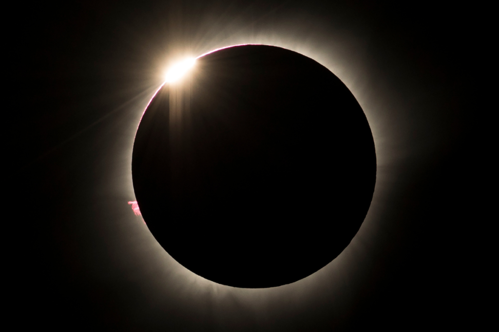 Eclipse Solar à Vista: Ritual de Escrita Promete Foco e Autoconhecimento!