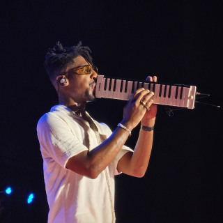 Jon Batiste já esquenta o Rock in Rio com prévia ‘Mais Que Nada’!