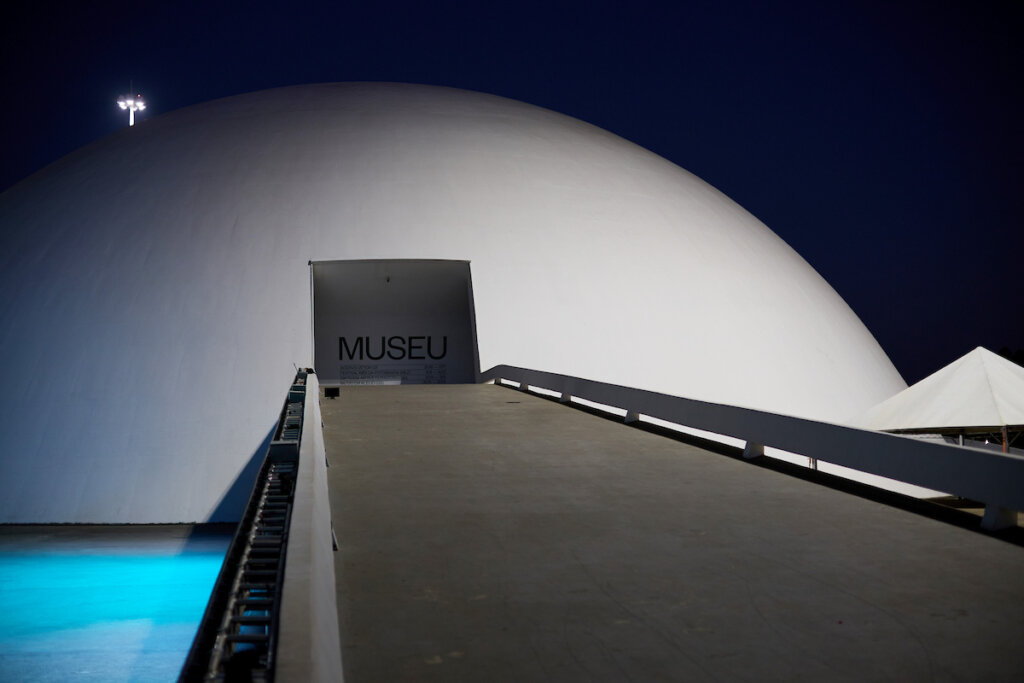 Brasília em Exposição: Um Mergulho nas Utopias e Realidades da Capital!