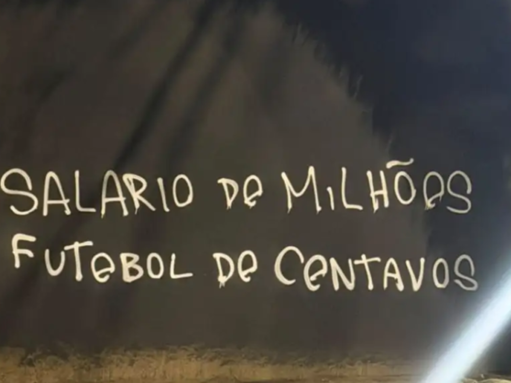 A Fiel não perdoa! Muros do Parque São Jorge ‘ganham voz’ contra Memphis após queda na Libertadores