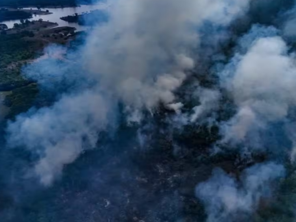 Amazonas em Chamas: Incêndio gigantesco ameaça casas em Itacoatiara