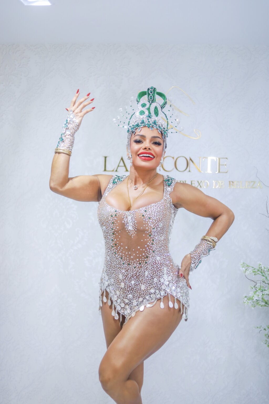 Quitéria Chagas: Rainha do Império Serrano Rouba a Cena em Camarote de Gala na Final do Samba-Enredo!