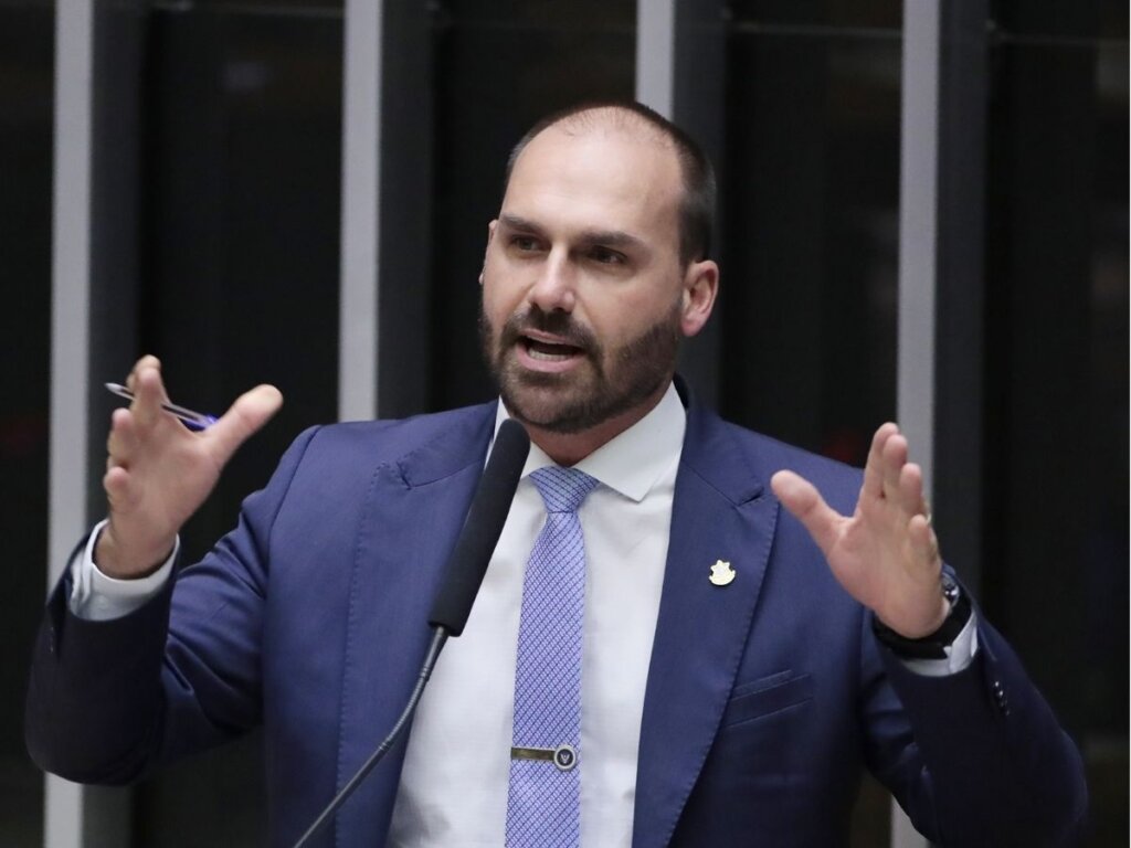 Sumiço de Eduardo Bolsonaro na PF Termina em Demissão por Abandono de Função!