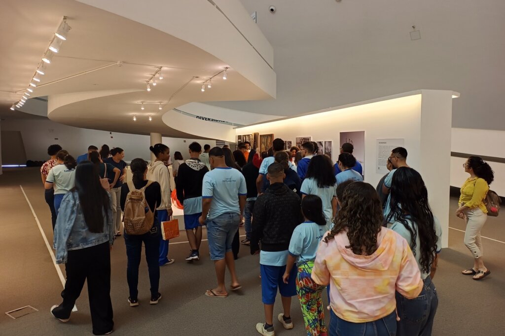 Alunos do EJA de Planaltina Conectam com a História de Brasília em Exposição Inclusiva