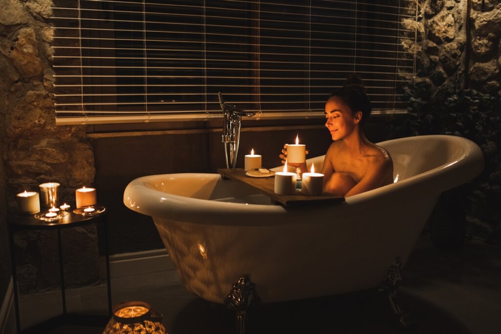 Apague a Luz e Relaxe! Banho no Escuro é a Nova Trend para Sono de Qualidade