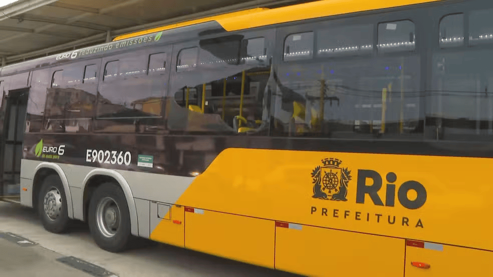 Violência Sem Fim: Passageiro Morre Baleado Dentro de BRT no Rio!