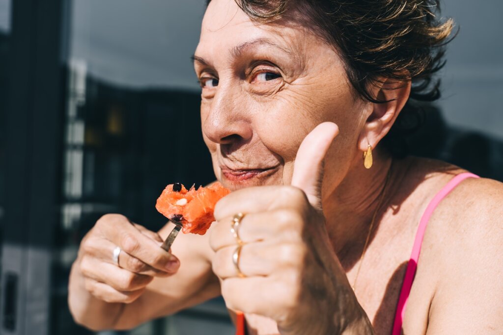 Idade de Ouro no Prato: Mulheres 60+ Requerem Atenção Extra na Alimentação!