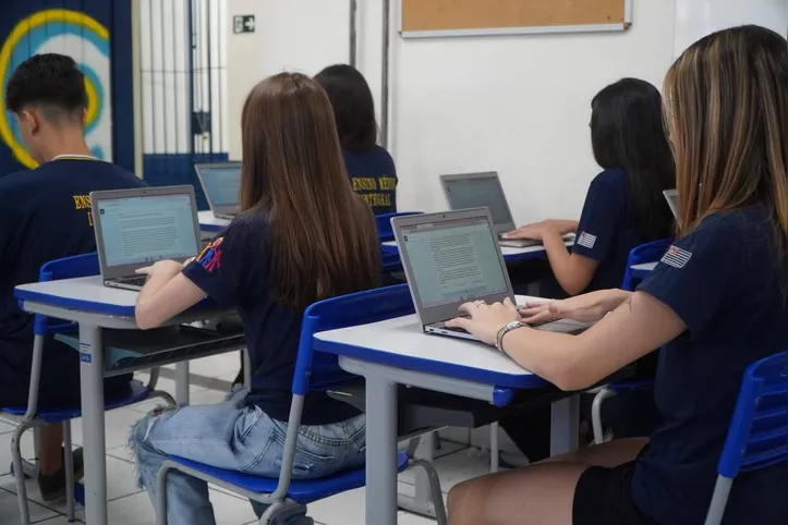 Crianças fora do ChatGPT? Conselho de Educação veta Inteligência Artificial nas escolas até o 5º ano