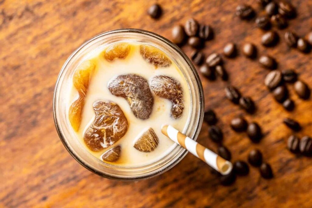 Guerra do Café Gelado: Mulher Detona Gen Z por ‘Fiasco’ em Entrevistas e Agita a Web