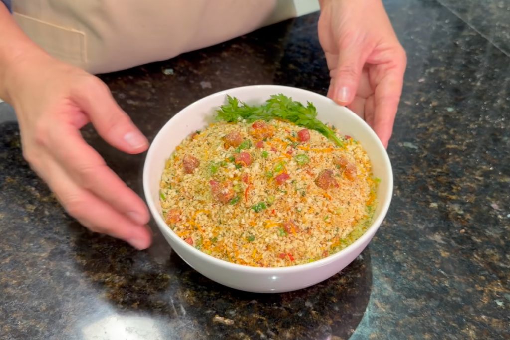 Farofa Crocante com Bacon: O Acompanhamento Perfeito para Toda Ocasião!