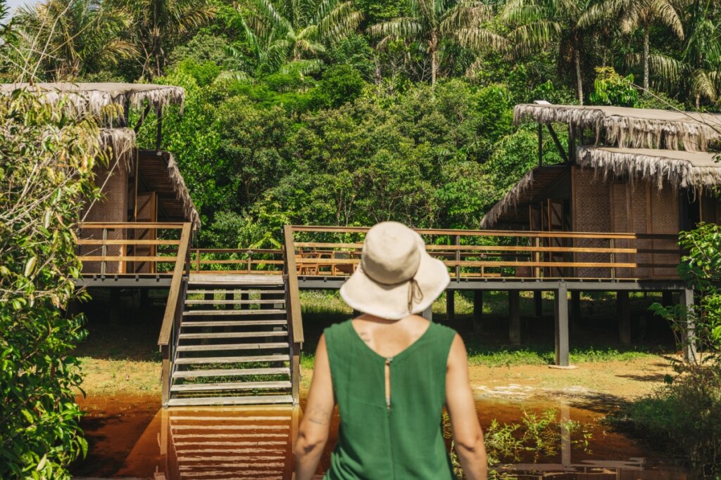 Amazônia ‘Forest-Chic’: O Luxo Pós-COP30 é Silêncio, Sabedoria Ancestral e Wi-Fi Discreto!