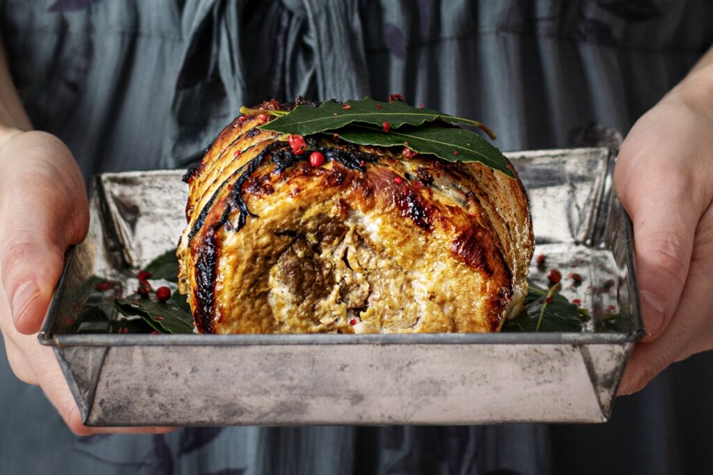 Desvende os Segredos da Porchetta Perfeita na Churrasqueira: Sabor Cítrico e Pururuca Crocante!