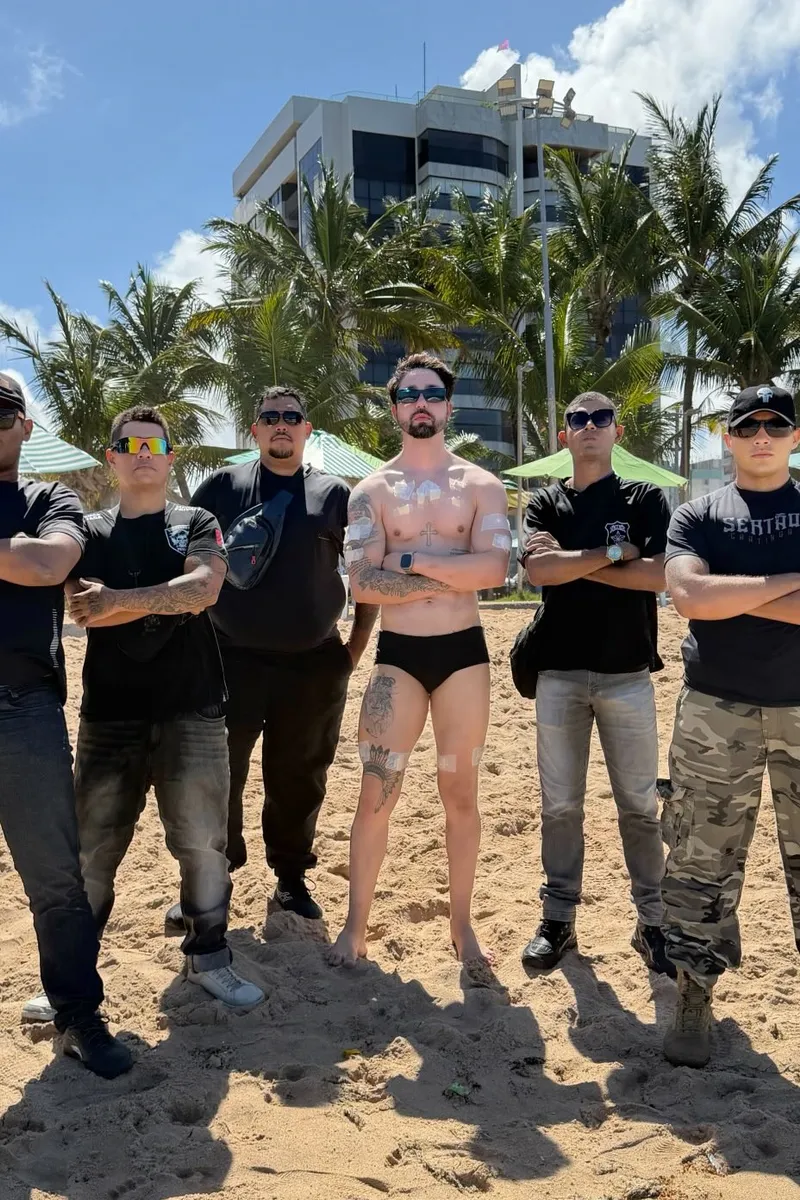 Rico Melquiades vai à praia em Maceió cercado por 5 seguranças