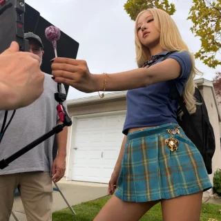 LACRE! Rosé do BLACKPINK Anuncia Single Solo e Grava Clipe com iPhone 18 Pro INÉDITO!