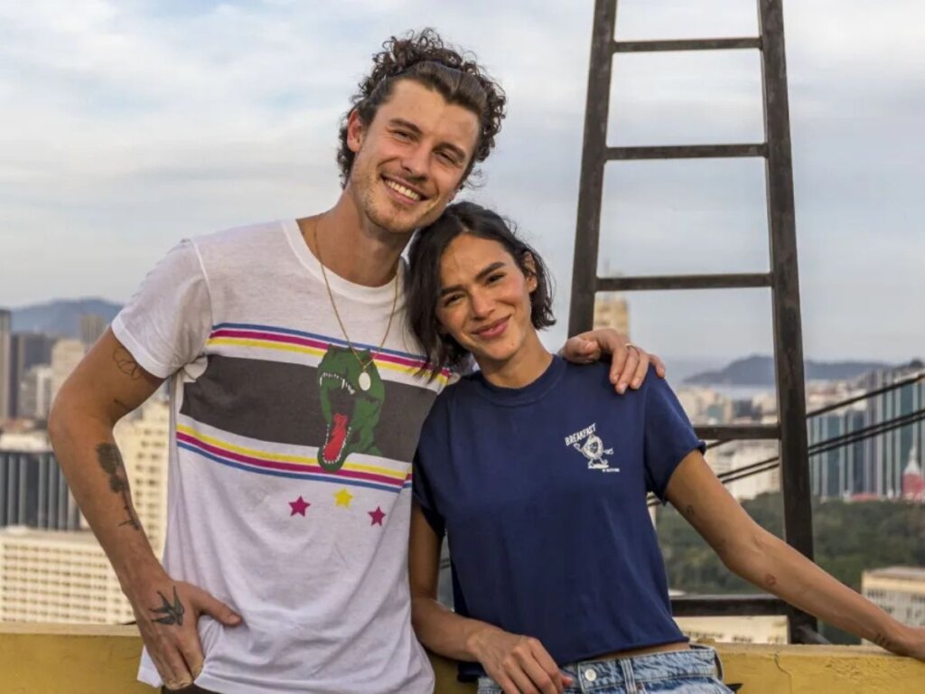 Bruna Marquezine Troca Romantismo Clássico por Paixão na Rotina a Dois!