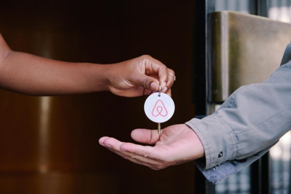 Treta no Airbnb: Anfitriões Contra Proibição de Exigir Limpeza!