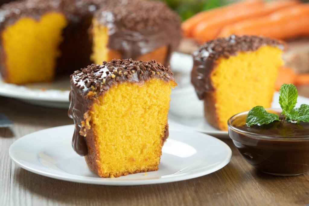 Doce e Descomplicado: Bolo de Cenoura com Calda de Chocolate que Encanta!