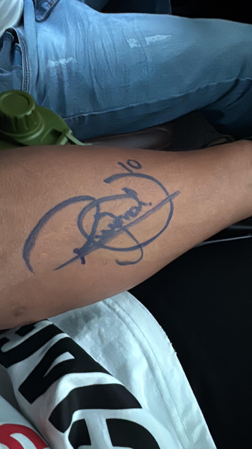 Neymar ASSINA Braço de Empresário e Gesto Vira, LITERALMENTE, Tatuagem!