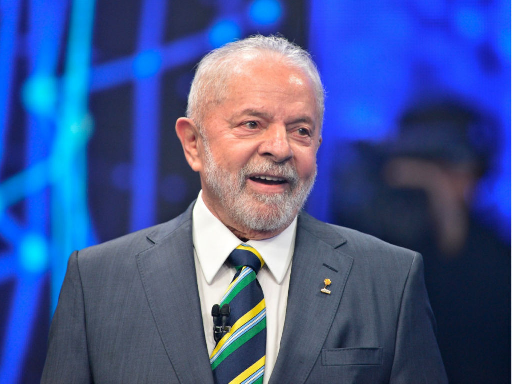 Climão nos bastidores! Marqueteiro de Lula se irrita com Flávio Bolsonaro por “sombra” em debate da Band