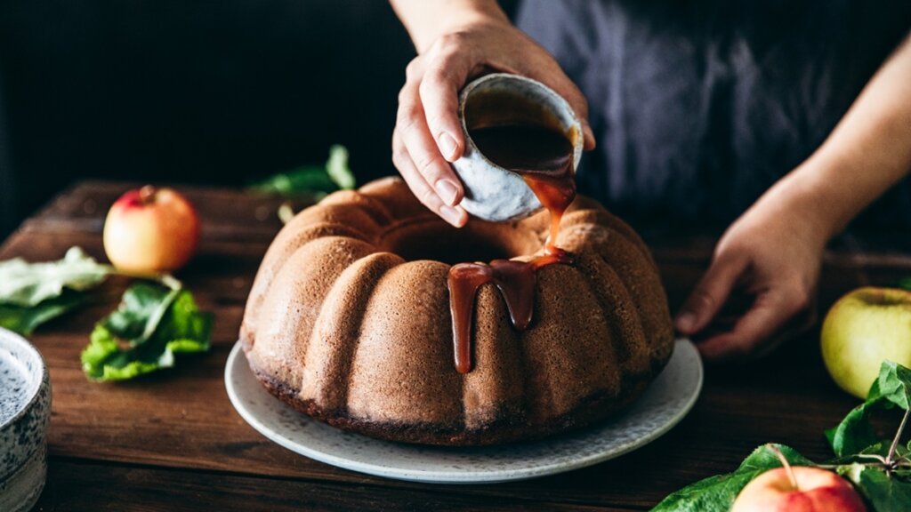 Viagem no Tempo: Bolo de Cenoura com Calda de Chocolate É Puro Sabor de Infância!