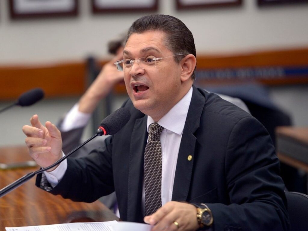 PL em Polvorosa: PF Bate na Sede Enquanto Flávio Bolsonaro ‘Voa’ para os EUA