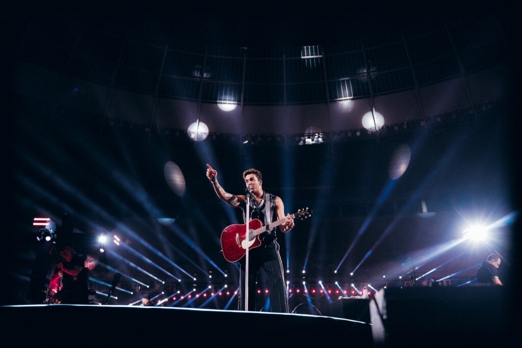 UAU! Luan Santana Lota Mané Garrincha e Faz História em Brasília com Show Grandioso!