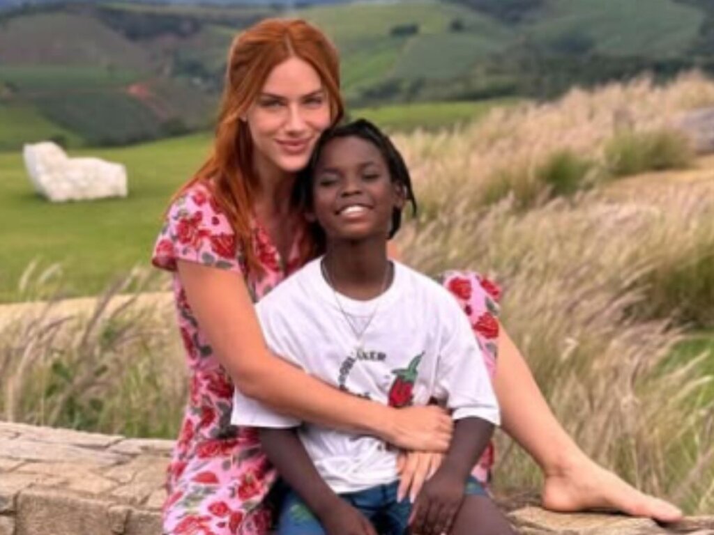 Emoção em Dose Dupla! Família Ewbank vibra com estreia de Bless em novela
