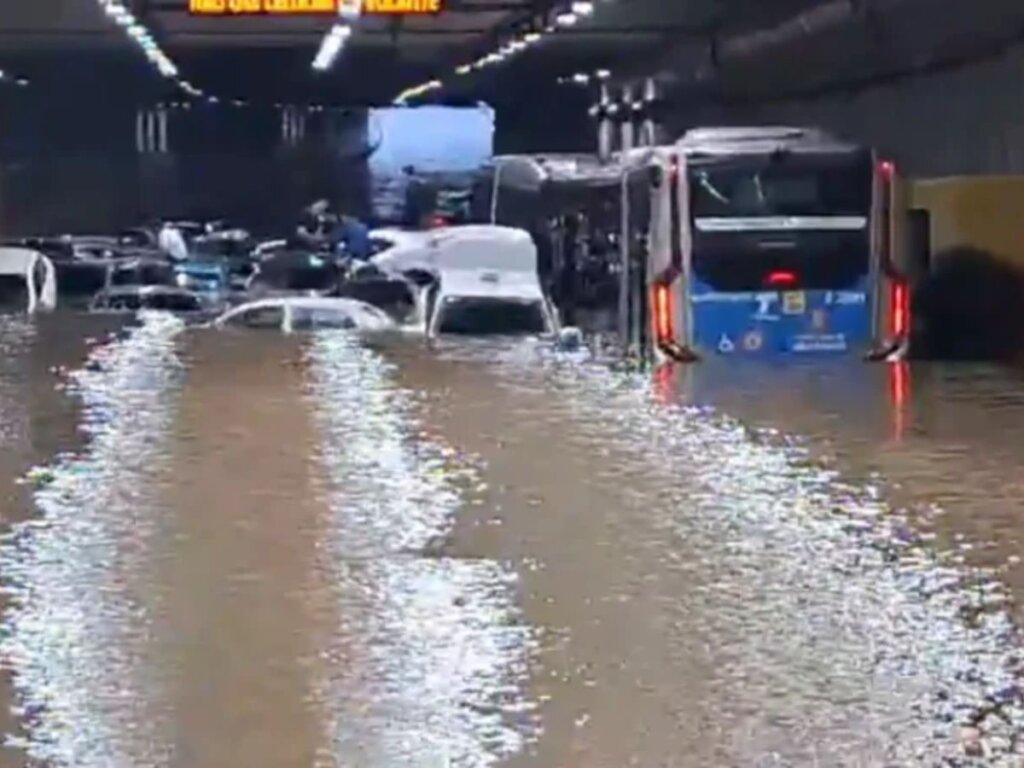 CHUVÃO APOCALÍPTICO DEIXA SP DEBAIXO D’ÁGUA, CARROS SUBMERSOS E ATÉ MORTE!