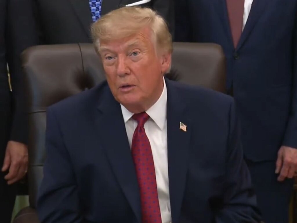 Plot Twist! Trump dá as boas-vindas a Flávio Bolsonaro nos EUA e alfineta eleição: “Foi estranha”