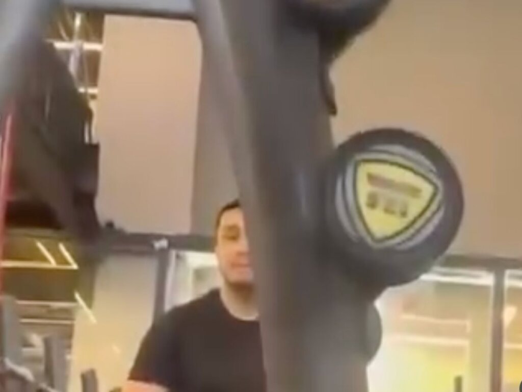 TÁ PEGANDO FOGO! Dentista Filma ‘Taradão’ Se Masturbando em Academia de SP!