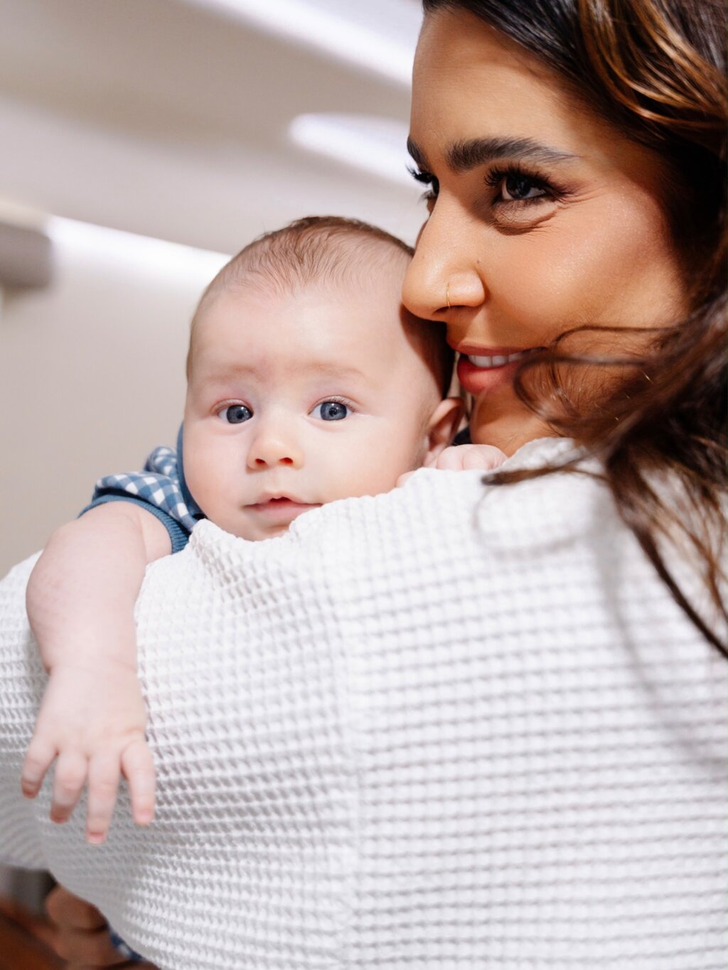 Que fofura! Lauana Prado encanta fãs ao mostrar o rosto do filho Dom pela primeira vez