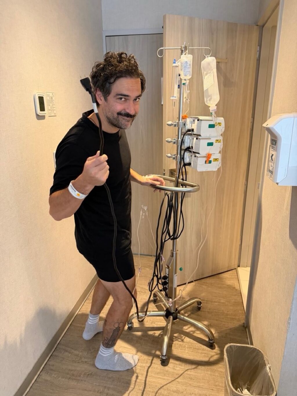 Alfonso Herrera, ex-RBD, passa por cirurgia no joelho e já está na recuperação, para a alegria dos fãs!