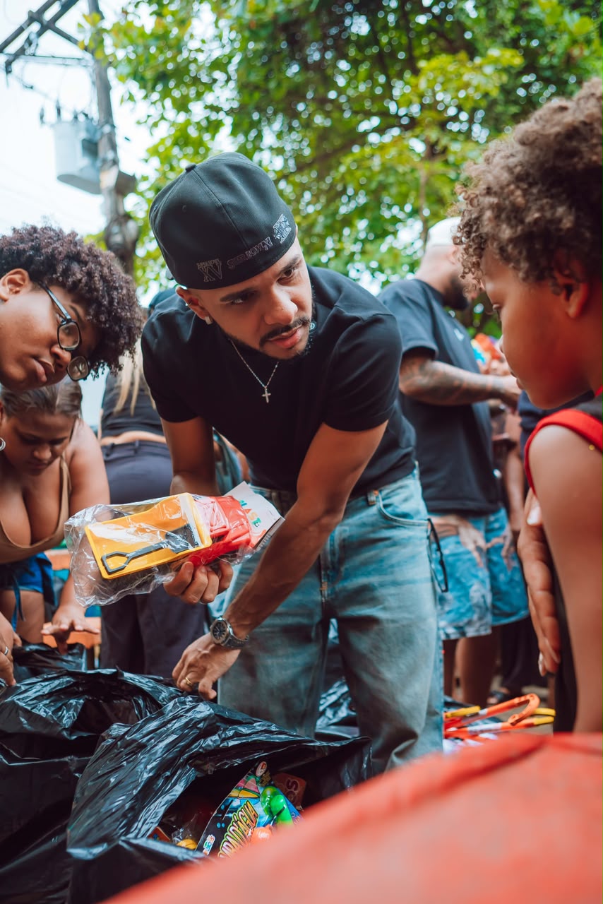 Estrela do Pagode e Ex-Motoboy Transforma Dia das Crianças em Niterói com Chuva de Brinquedos!