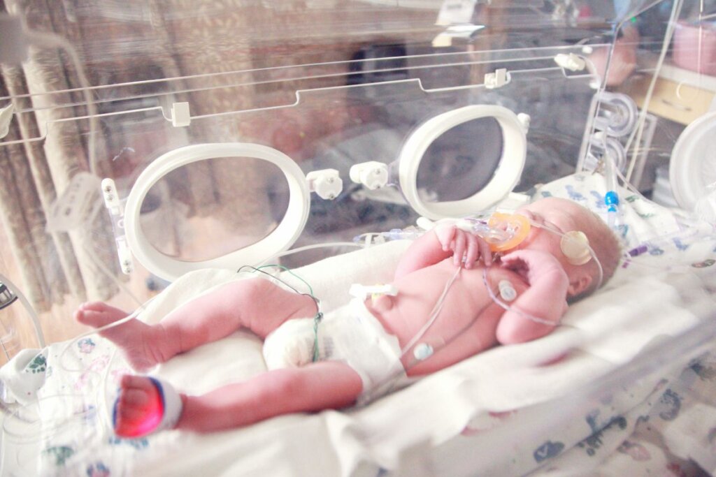 Alerta Chocante: Beijo em Recém-Nascido Quase Custa a Vida de Bebê!