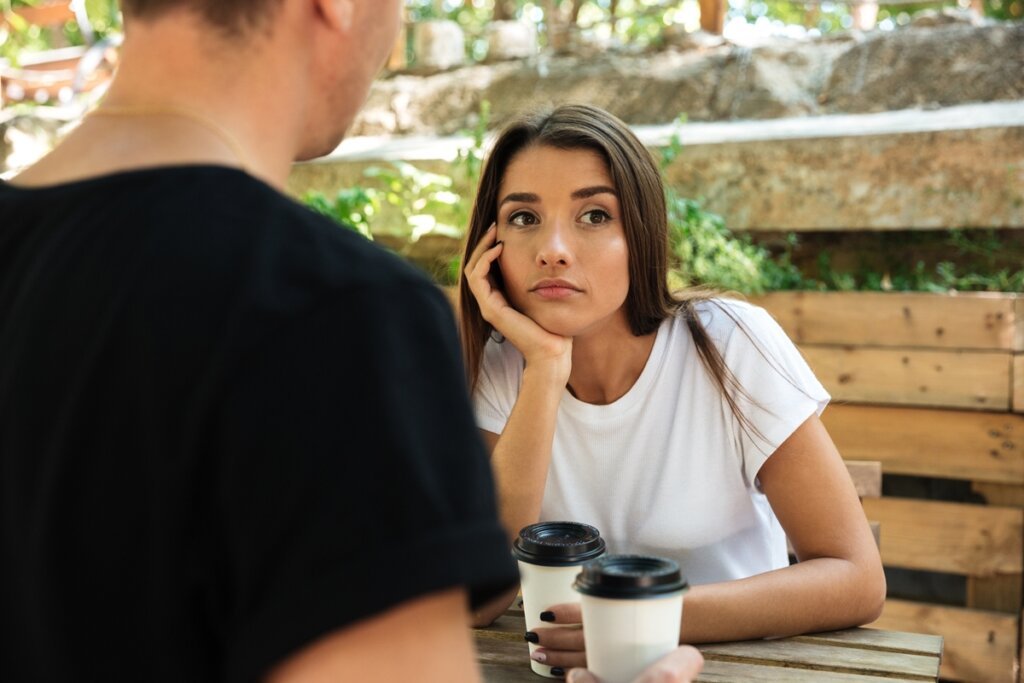 Alerta Farofa: Terapeuta Revela Hábito Tóxico Sutil Que ‘Corrói’ Qualquer Amor!