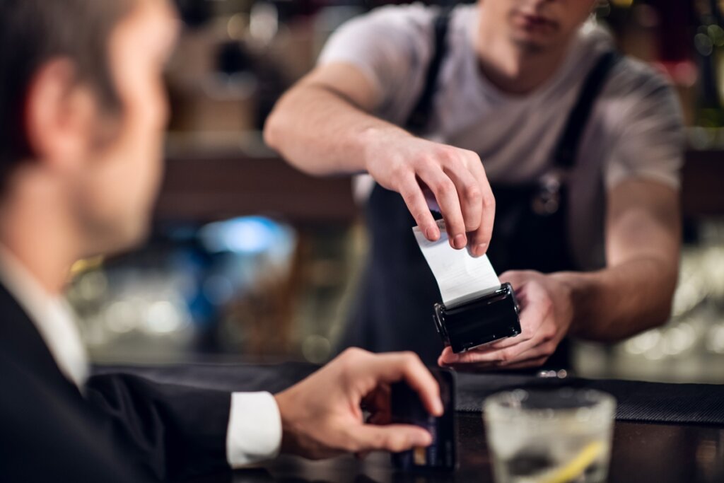 Polêmica Noturna: Bar dos EUA Cobra 20% de Gorjeta Após as 22h e Revolta Cliente!